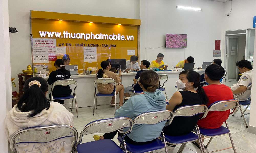 Hình ảnh khách hàng đến chi nhánh 3 Thuận Phát Mobile để sửa điện thoại