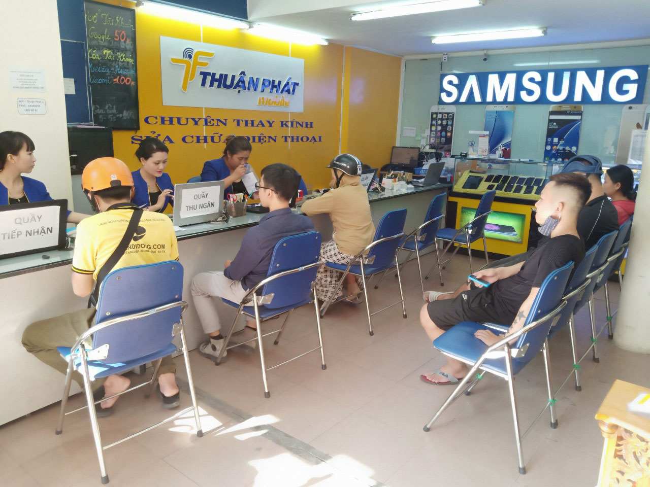 Khách hàng thay màn hình tại Thuận Phát Mobile