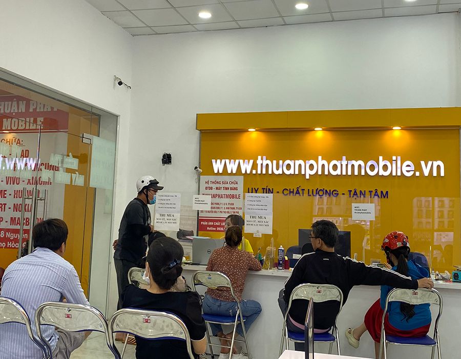 Hình ảnh khách hàng đến sửa máy tại chi nhánh 3 Thuận Phát Mobile