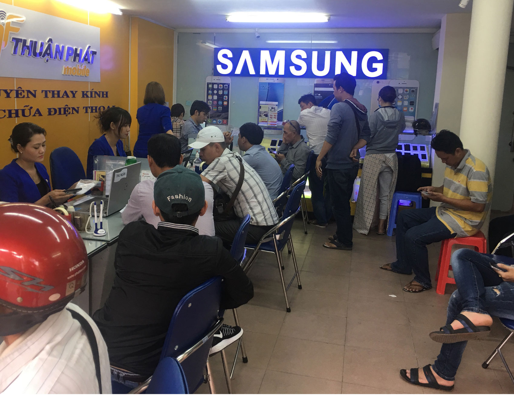 Hình ảnh khách hàng đến sửa máy tại Thuận Phát Mobile