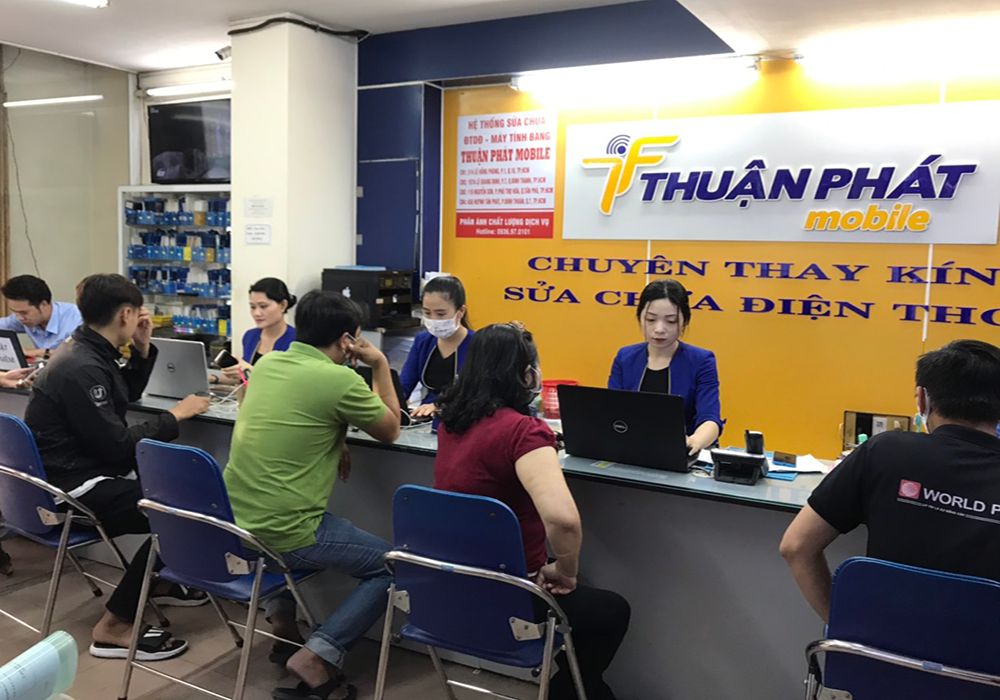 Khách hàng đến cửa hàng Thuận Phát Mobile kiểm tra máy