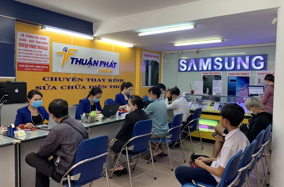 Khách hàng đến Hệ thống Thuận Phát Mobile để sửa điện thoại
