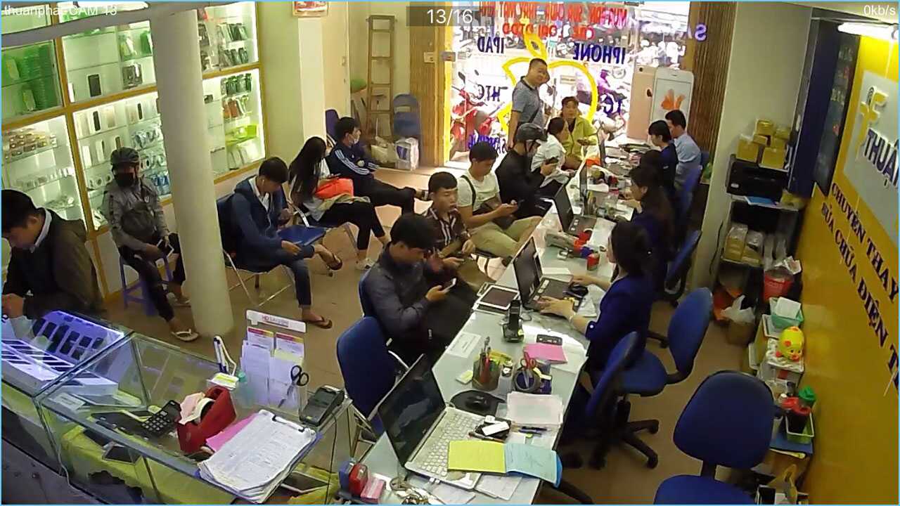 Khách hàng đến sửa điện thoại tại Thuận Phát Mobile