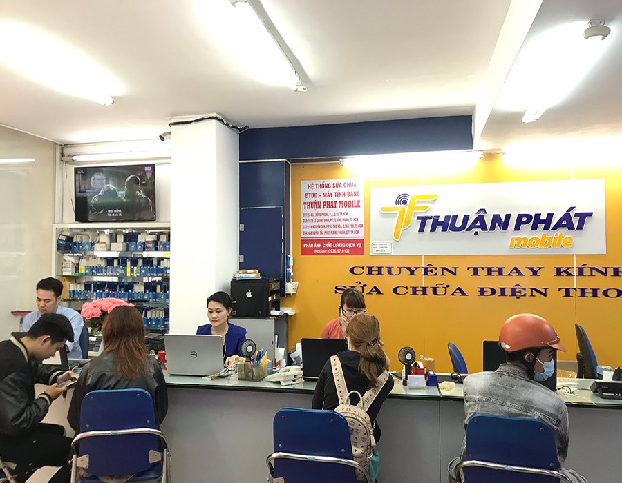 Khách hàng đến Thuận Phát Mobile để kiểm tra lỗi điện thoại