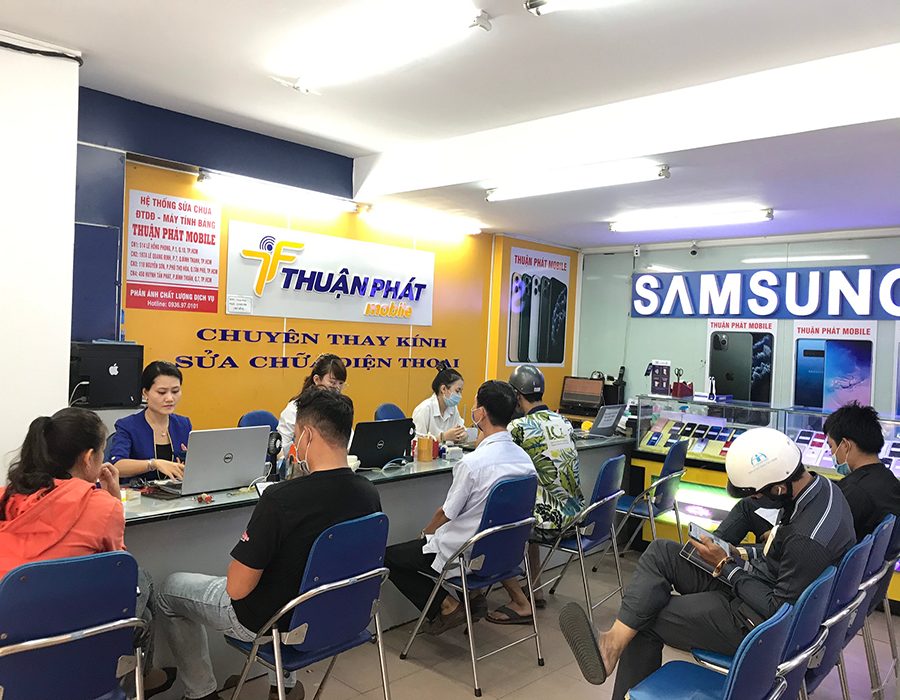 Khách hàng đến Thuận Phát Mobile để kiểm tra lỗi trên máy
