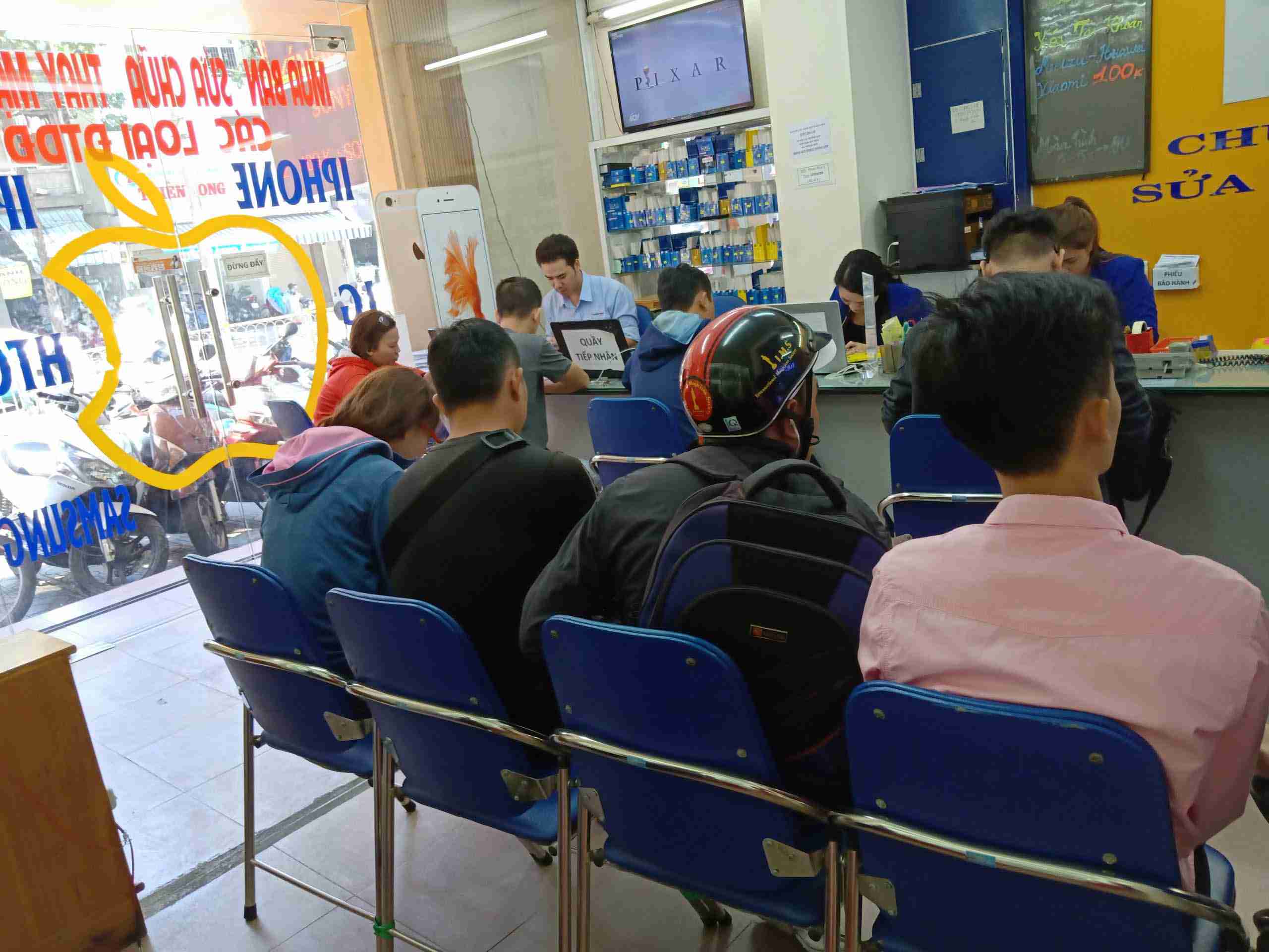Khách hàng thay mặt kính tại Thuận Phát Mobile