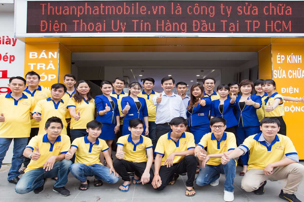 Tập thể đội ngũ nhân viên trung tâm Thuận Phát Mobile