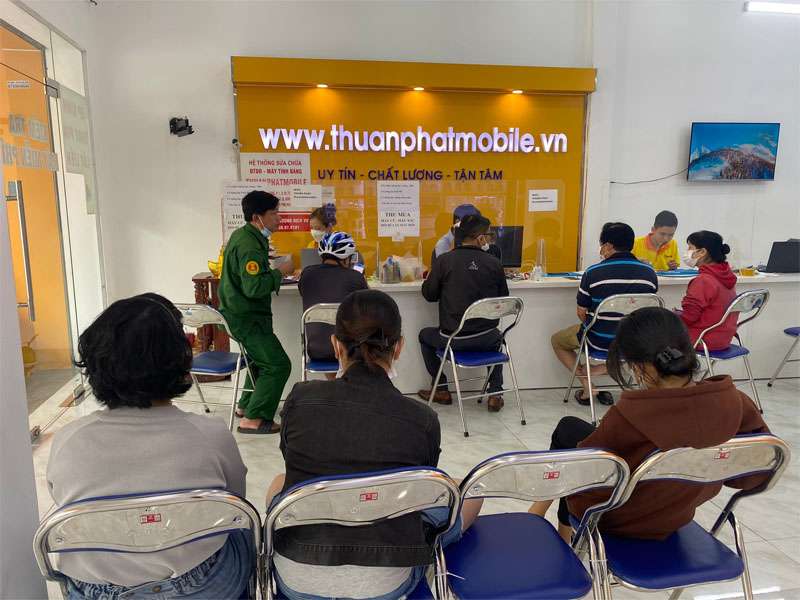 Hình ảnh khách hàng chi nhánh 3 Thuận Phát Mobile