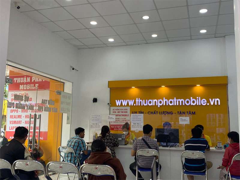 Hình ảnh khách hàng đến chi nhánh 3 Thuận Phát Mobile để sửa máy 