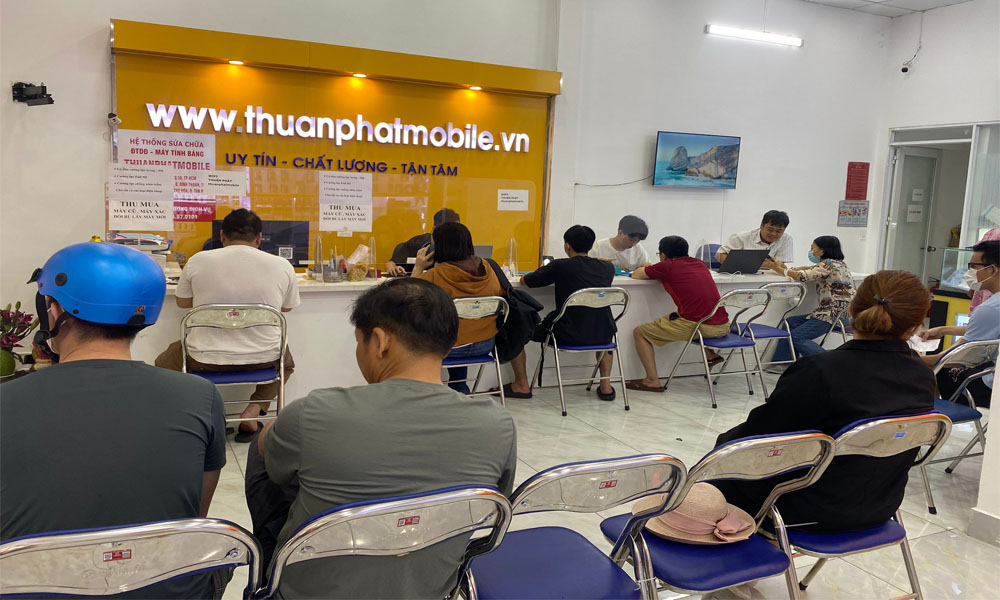 Hình ảnh khách hàng đến chi nhánh 3 để sửa máy tại Thuận Phát Mobile