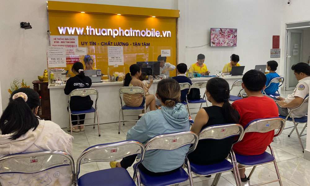 Hình ảnh khách hàng đến chi nhánh 3 Thuận Phát Mobile để sửa máy