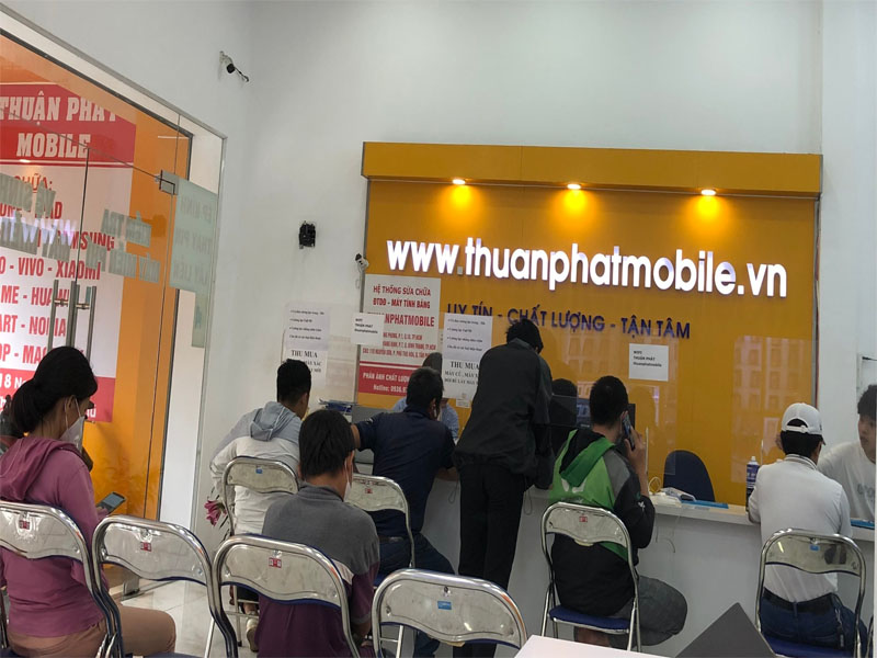 Hình ảnh khách hàng sửa điện thoại tại chi nhánh 3 Thuận Phát Mobile