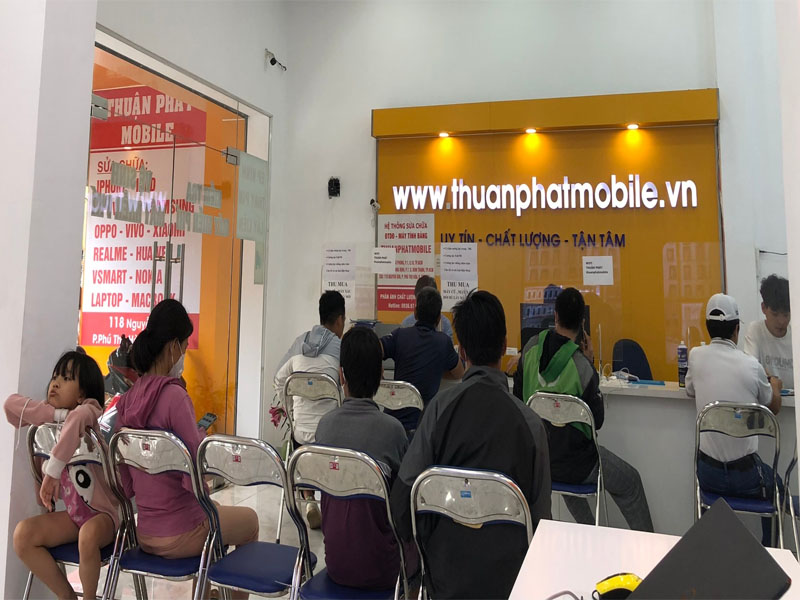Hình ảnh khách hàng tại chi nhánh 3 Thuận Phát Mobile