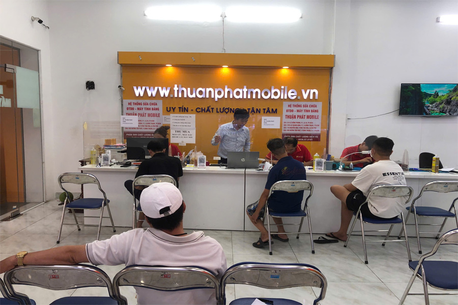 Hình ảnh khách hàng tin tưởng đến Thuận Phát Mobile để sửa điện thoại