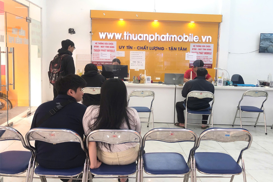 Khách hàng đến Thuận Phát Mobile 12