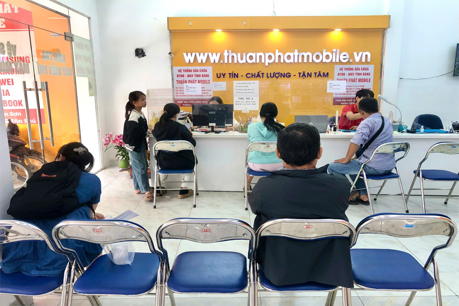 Khách hàng đến Thuận Phát Mobile 13 