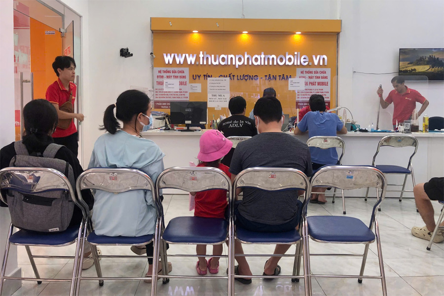 Khách hàng đến Thuận Phát Mobile 16