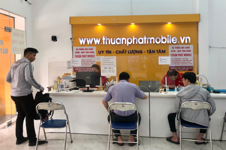 Khách hàng đến Thuận Phát Mobile 17