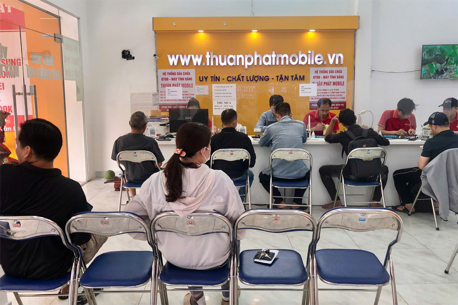 Khách hàng đến Thuận Phát Mobile 18