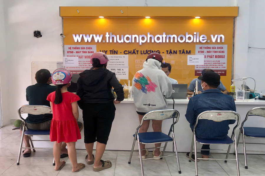 Khách hàng đến Thuận Phát Mobile 21