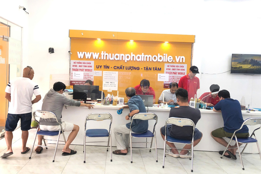 Khách hàng đến Thuận Phát Mobile để sửa máy