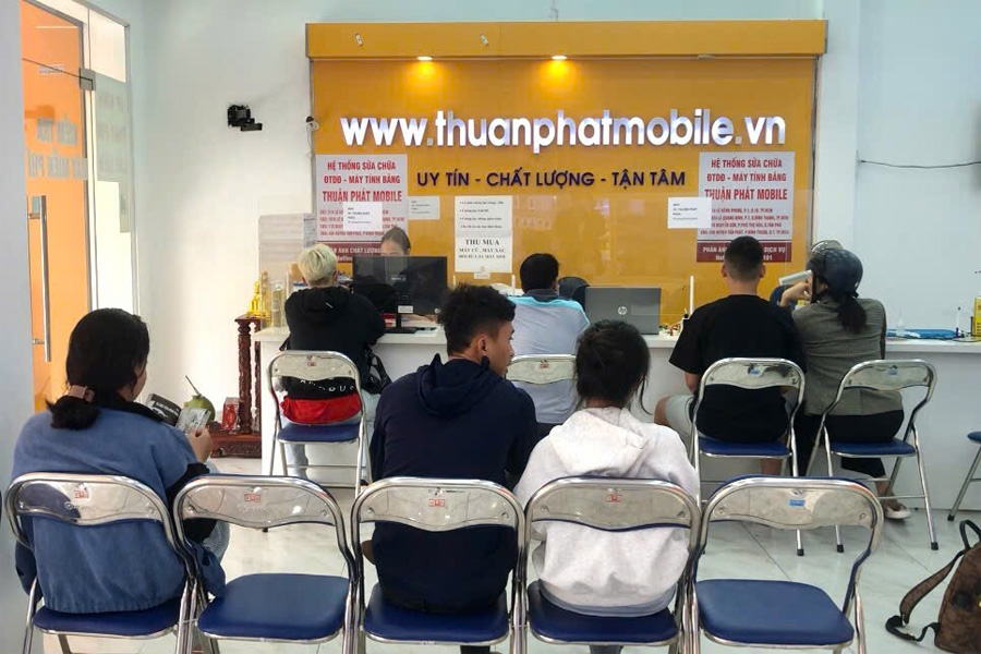 Khách hàng đến Thuận Phát Mobile để sửa máy 20