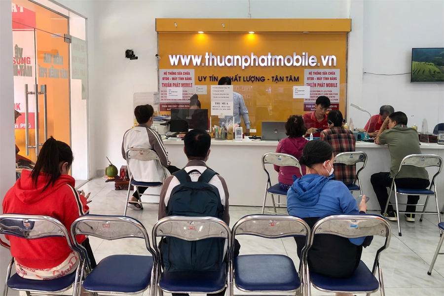 Khách hàng đến Thuận Phát Mobile để sửa máy 21