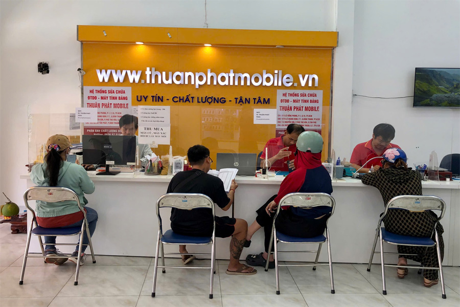 Khách hàng đến Thuận Phát Mobile để sửa máy 26