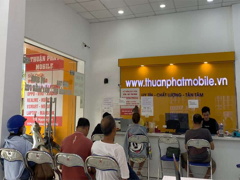Khách hàng đến chi nhánh 3 Thuận Phát Mobile để sửa điện thoại 