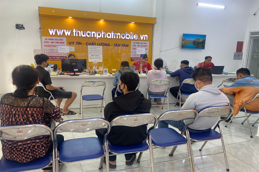 Khách hàng đến sửa điện thoại ở chi nhánh 3 tại Thuận Phát Mobile