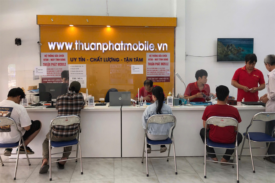 Khách hàng tại Thuận Phát Mobile 1