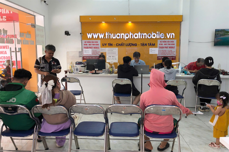 Khách hàng tại Thuận Phát Mobile 10