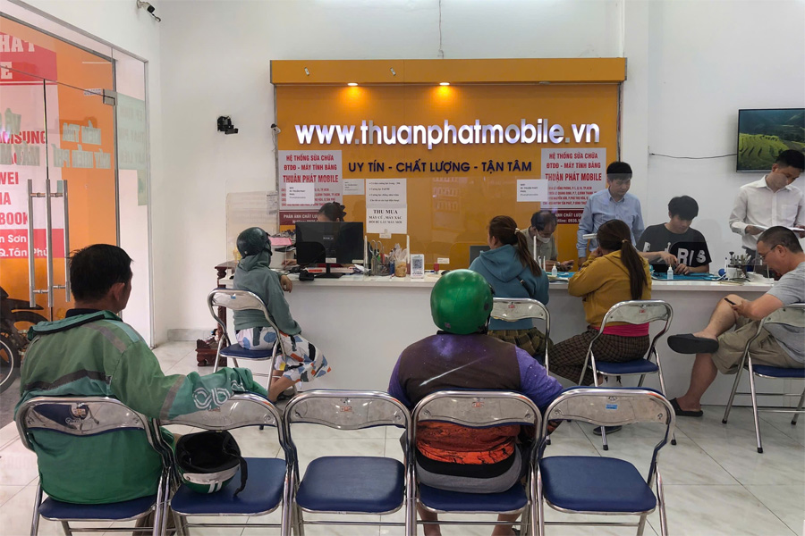 Khách hàng tại Thuận Phát Mobile 12 Khách hàng tại Thuận Phát Mobile 12