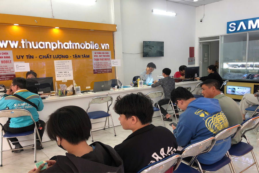 Khách hàng tại Thuận Phát Mobile 13