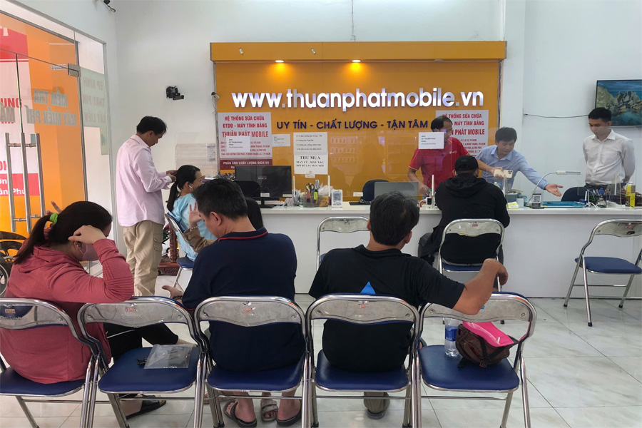Khách hàng tại Thuận Phát Mobile 15
