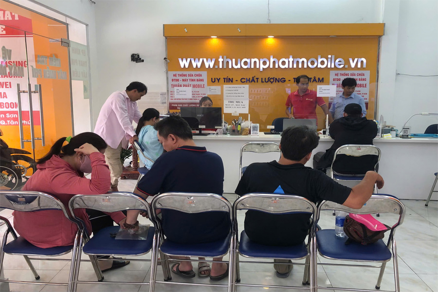 Khách hàng tại Thuận Phát Mobile 16
