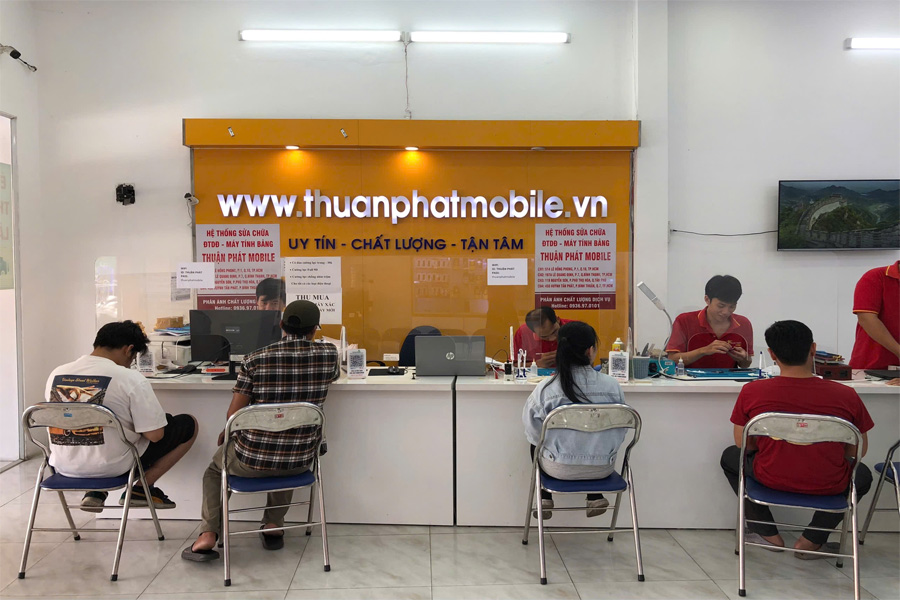 Khách hàng tại Thuận Phát Mobile 2