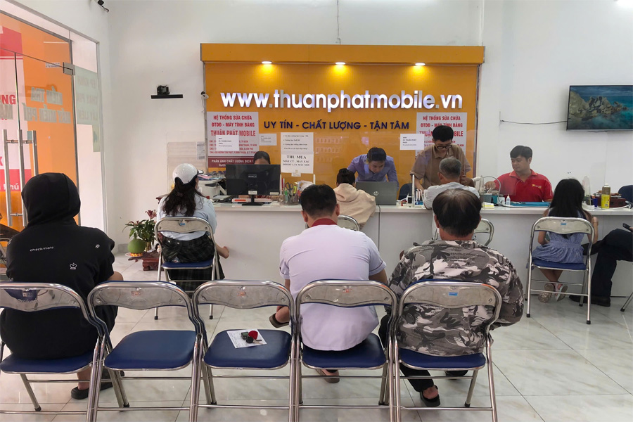 Khách hàng tại Thuận Phát Mobile 20