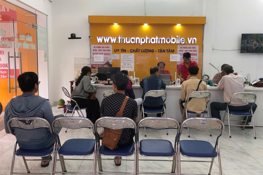Khách hàng tại Thuận Phát Mobile 21