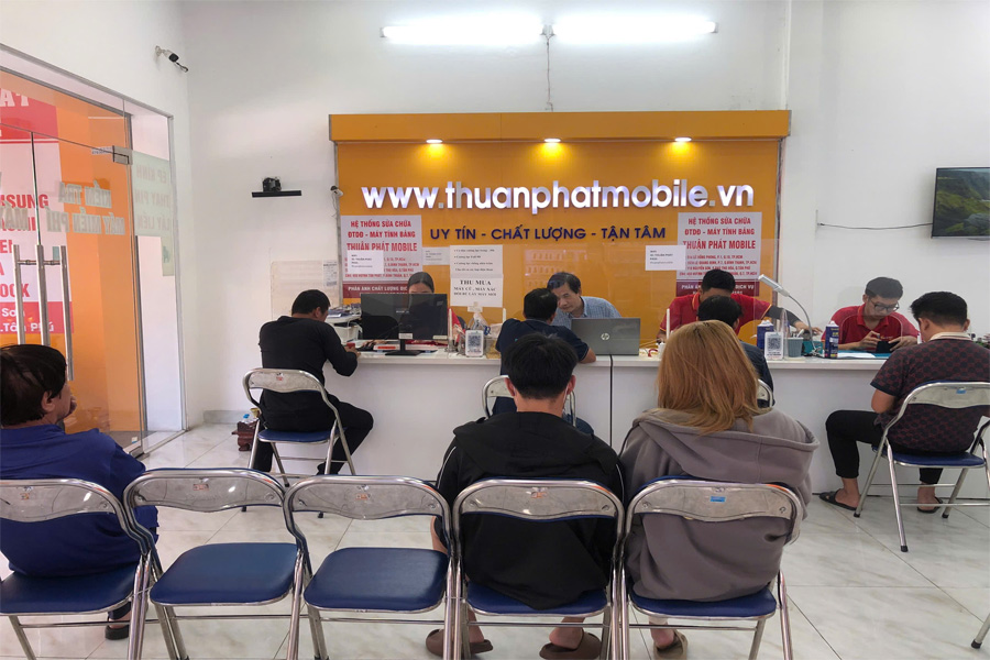 Khách hàng tại Thuận Phát Mobile 24.1