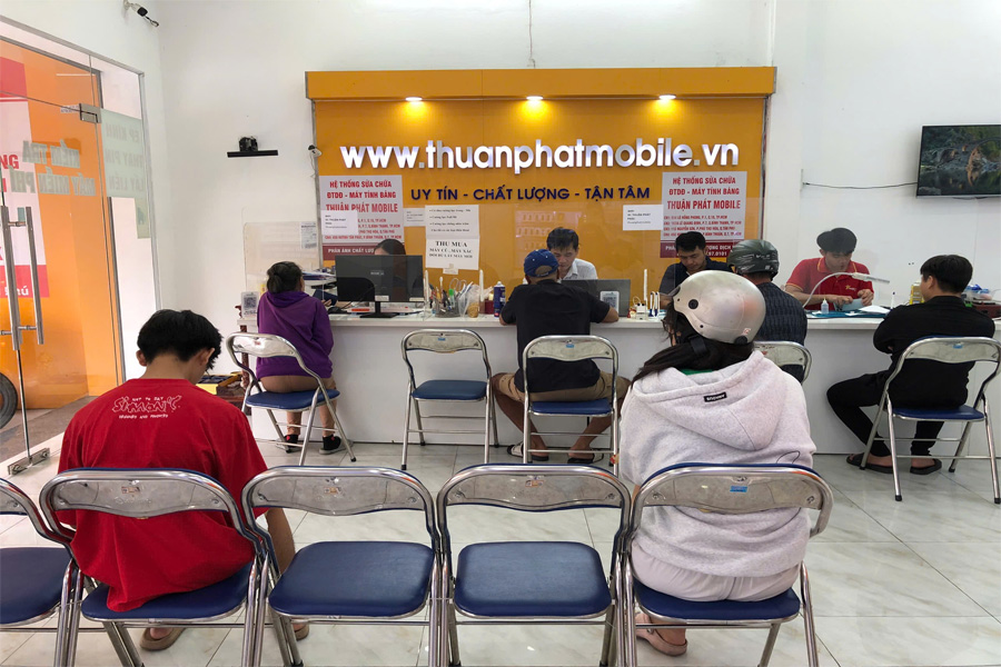 Khách hàng tại Thuận Phát Mobile 26