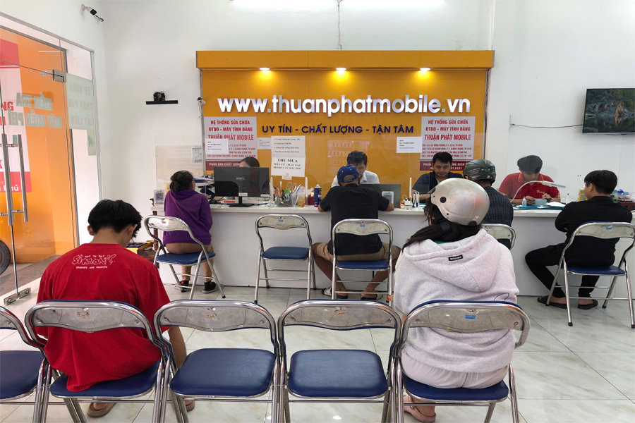 Khách hàng tại Thuận Phát Mobile 27