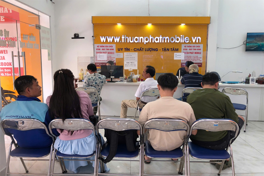 Khách hàng tại Thuận Phát Mobile 29 Khách hàng tại Thuận Phát Mobile 29