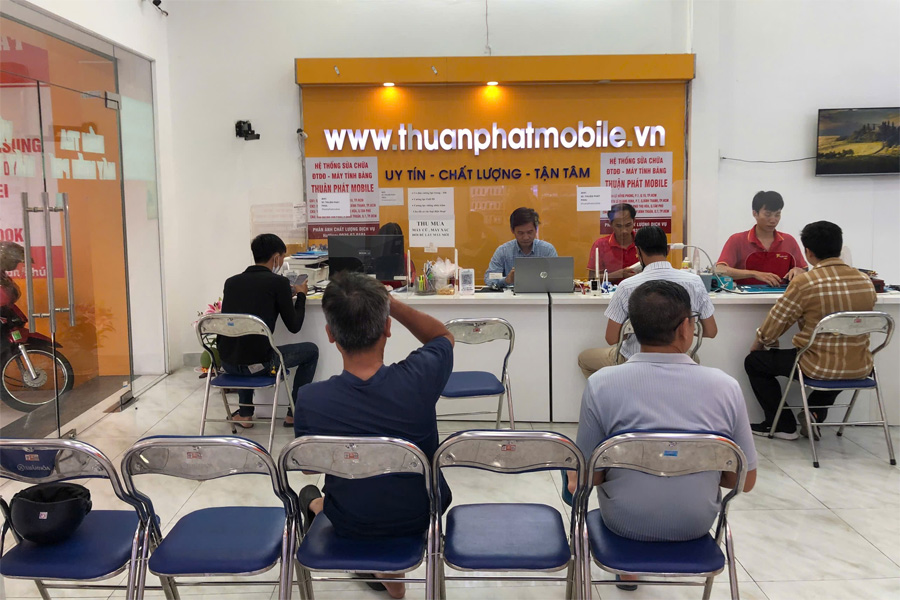 Khách hàng tại Thuận Phát Mobile 3