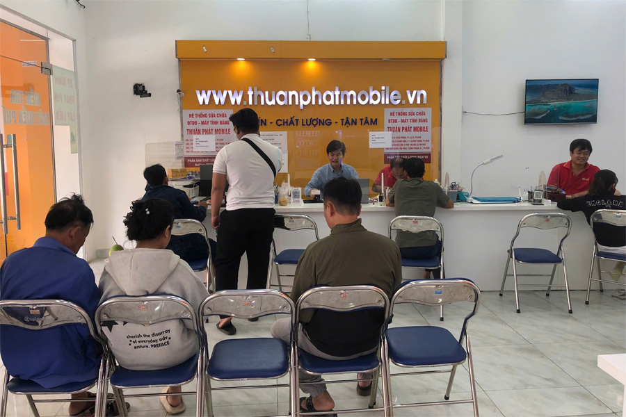 Khách hàng tại Thuận Phát Mobile 5