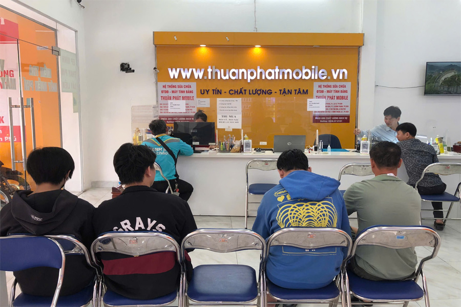 Khách hàng tại Thuận Phát Mobile 8