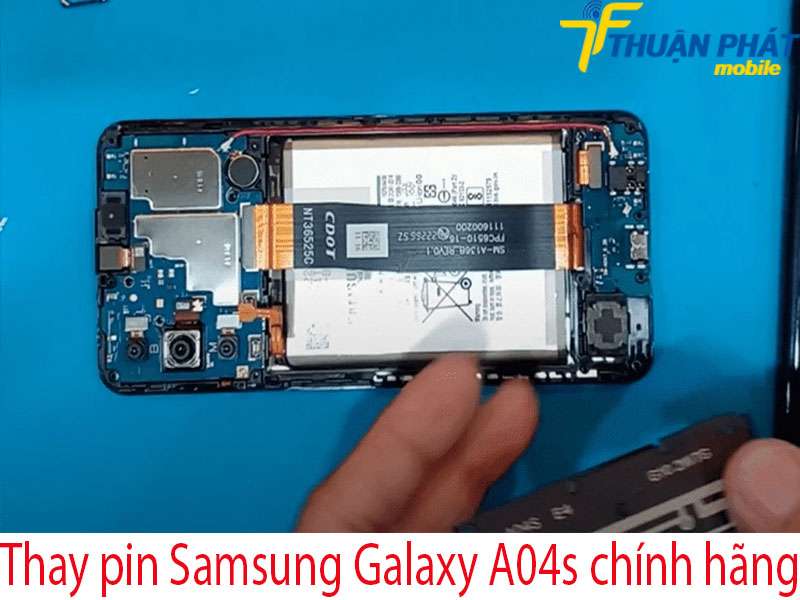 Thay pin Samsung Galaxy A04s tại Thuận Phát Mobile