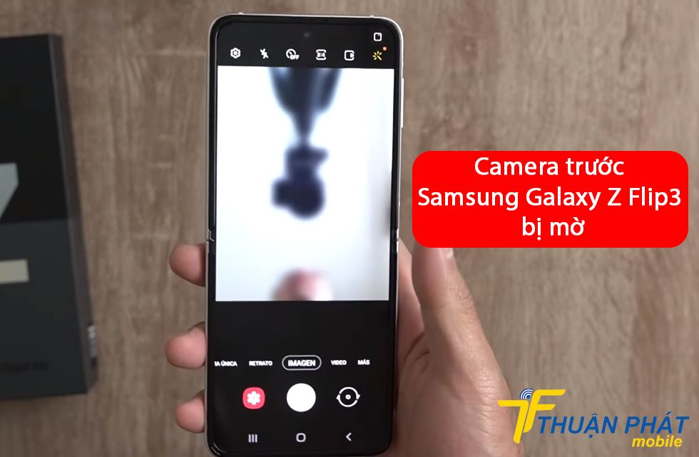 Camera trước Samsung Galaxy Z Flip3 bị mờ