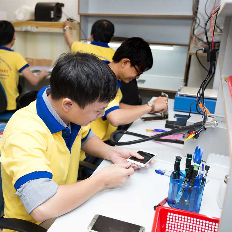 Đội ngũ kỹ thuật viên hệ thống cửa hàng Thuận Phát Mobile