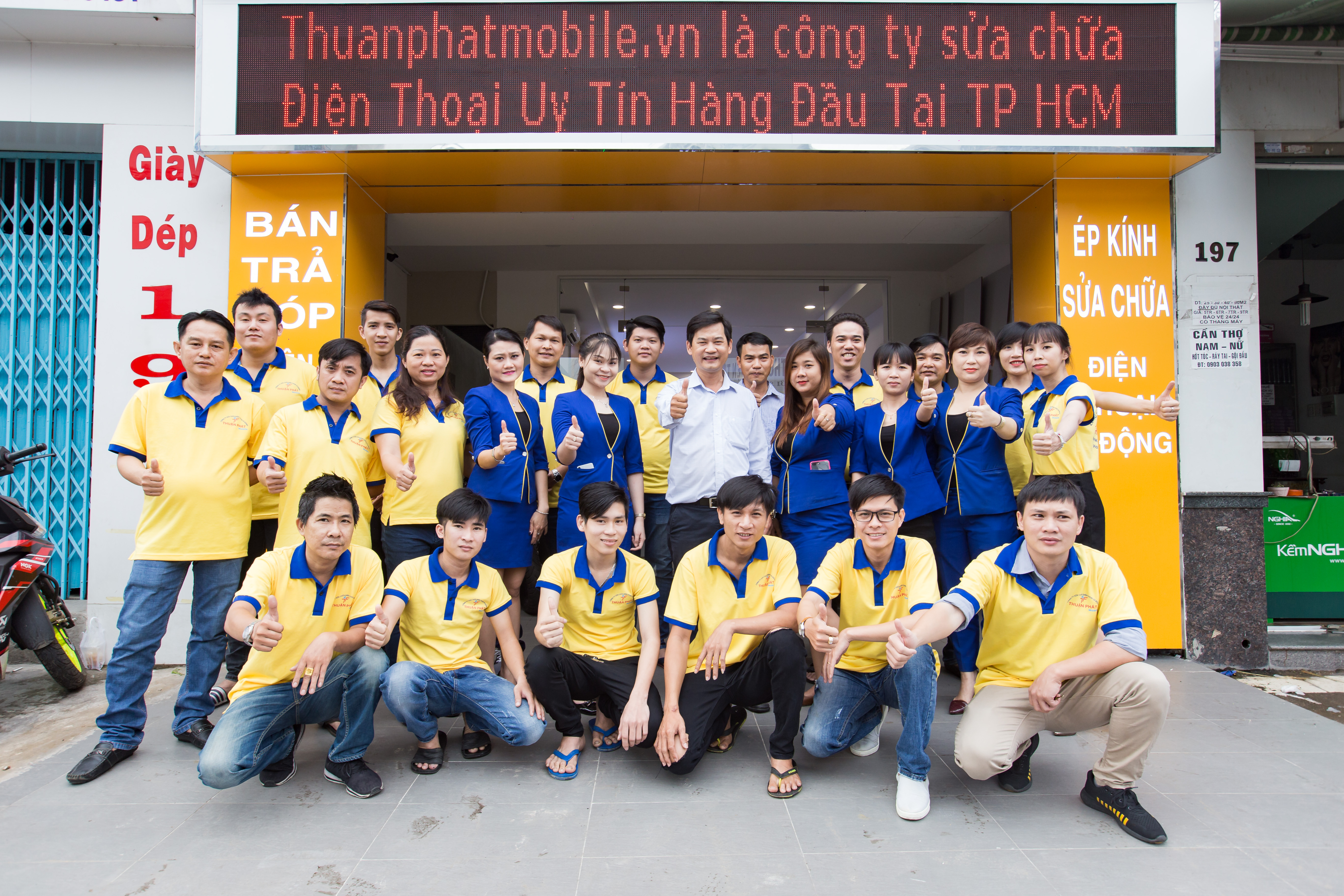 Đội ngũ nhân viên trung tâm Thuận Phát Mobile